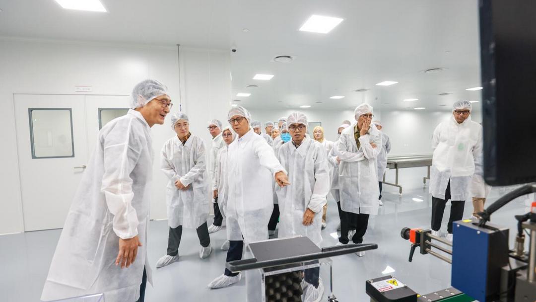 Tinjau Hilirisasi SK Plasma, Menkes Budi Dorong Lompatan Besar Kemandirian Obat Nasional